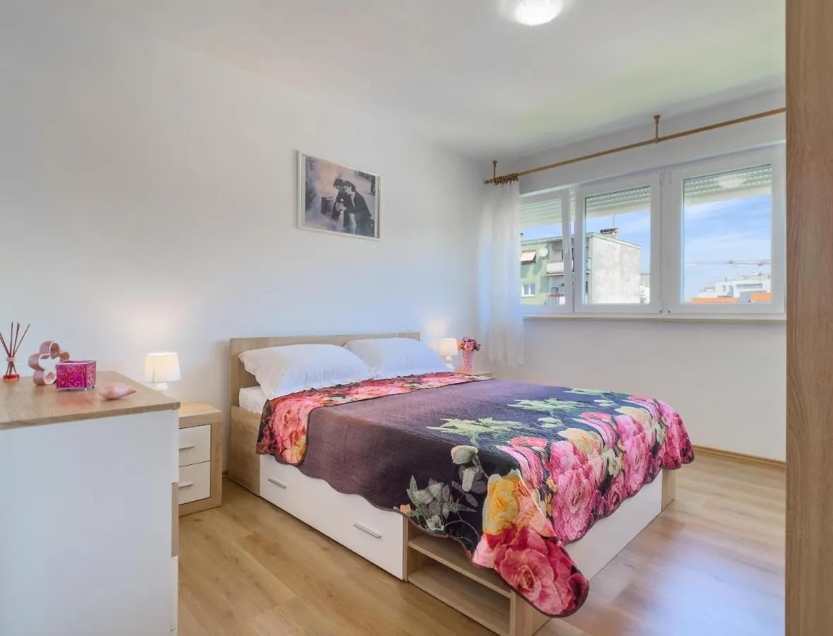 Apartment Bell Amour Pula 0*,  Kroatien